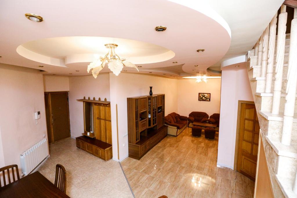 sala de estar con sofá y lámpara de araña en Apartment #1 in the city center, en Ereván