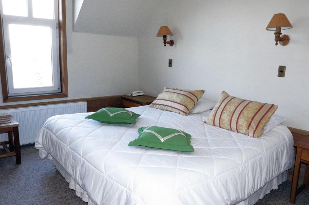 Postel nebo postele na pokoji v ubytování Hotel Museo El Greco Puerto Varas