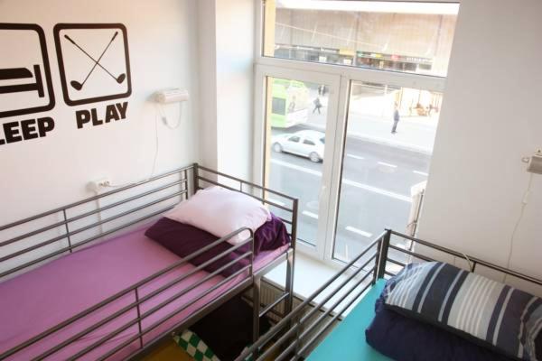 Etagenbett in einem Zimmer mit Fenster in der Unterkunft Sports Hostel in Kaunas
