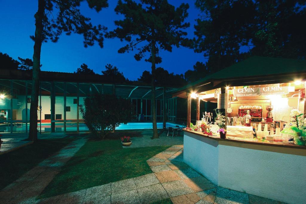 Bazén v ubytování Hotel Meridianus nebo v jeho okolí