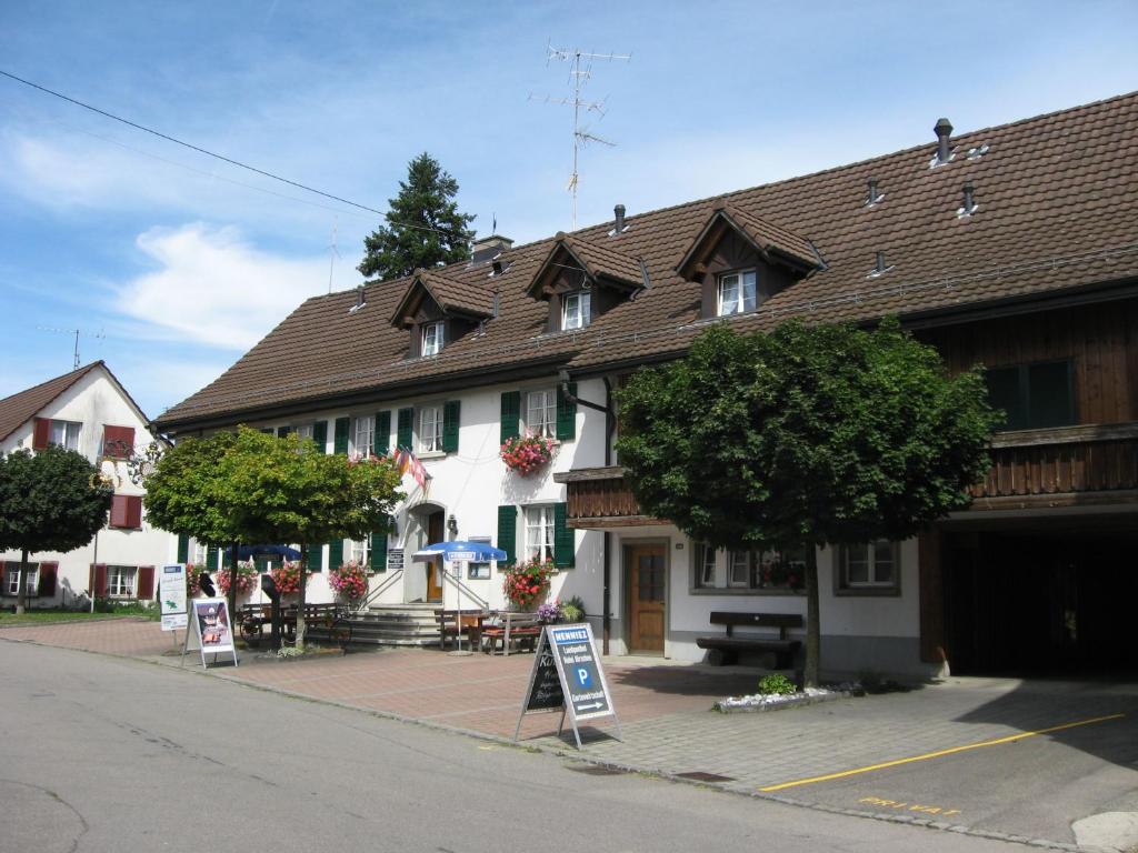 un edificio in una strada con dei cartelli di fronte di Hotel Landgasthof Hirschen a Ramsen