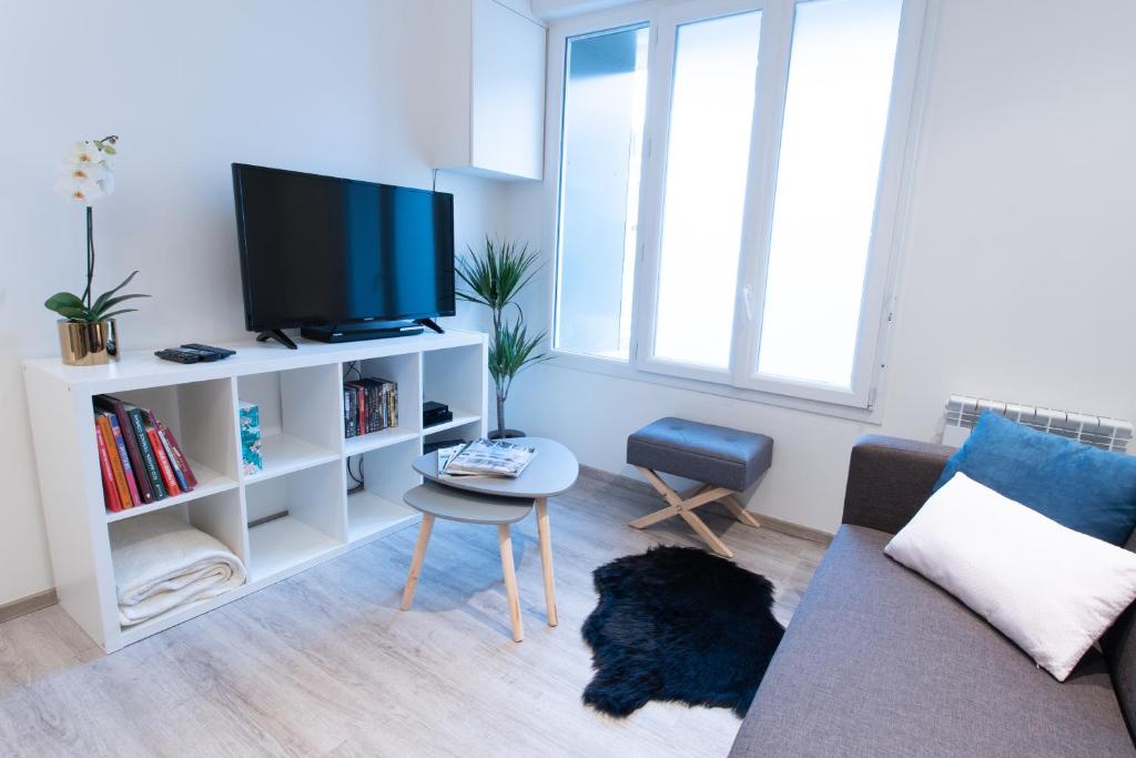 ランスにあるAppartement au pied de la cathédraleのリビングルーム(ソファ、テレビ付)