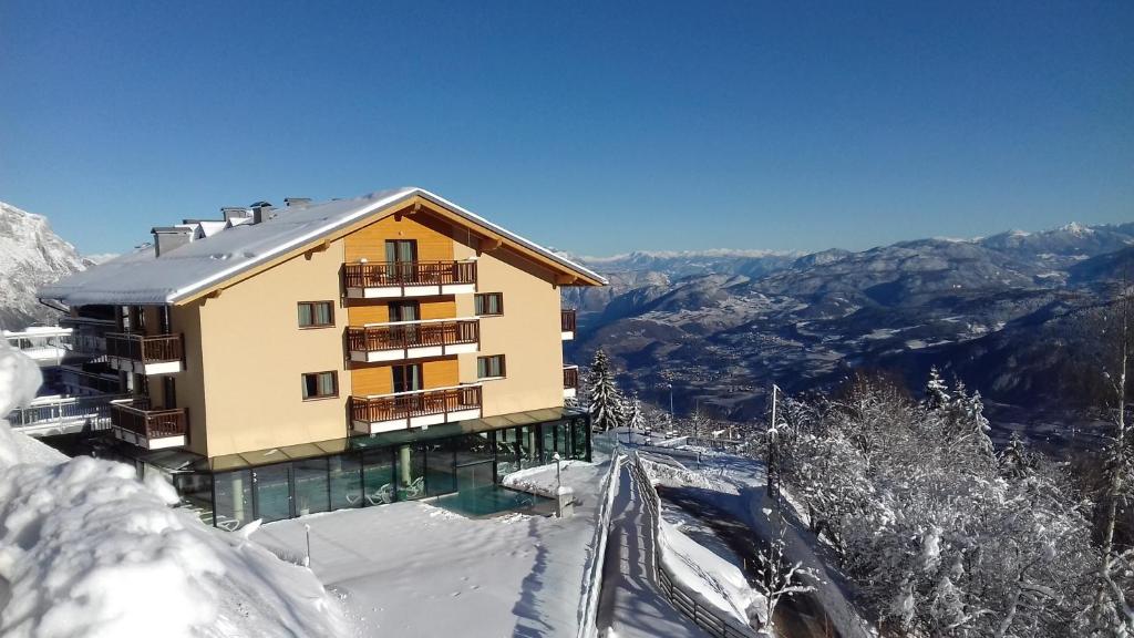 Nespecifikovaný výhled na hory nebo výhled na hory při pohledu z hotelu