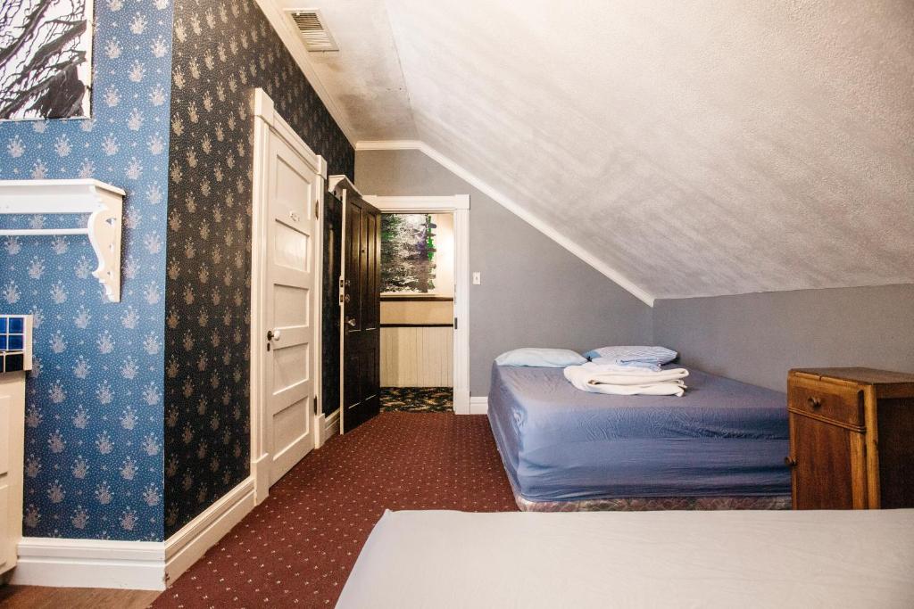 The Hostel California - Queen Room With Two Queen Beds