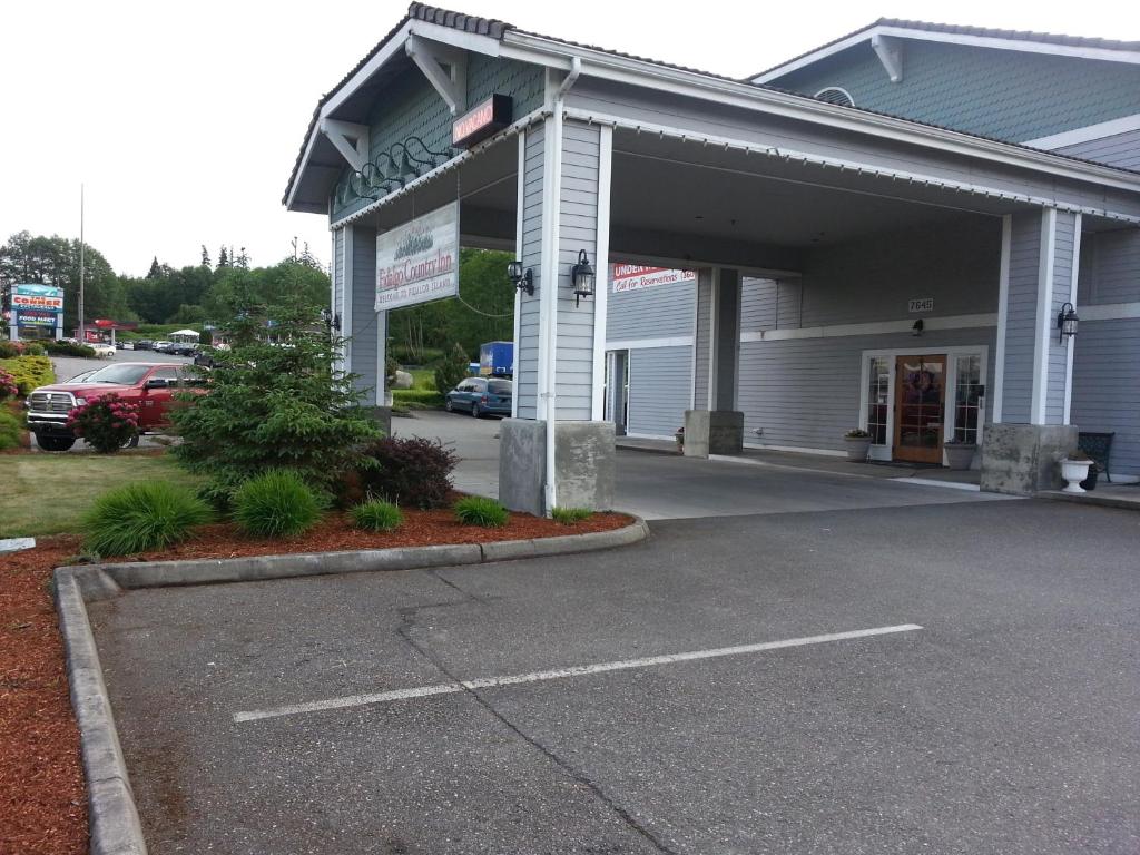 a store front with a parking lot in front of it at Fidalgo Country Inn in Anacortes
