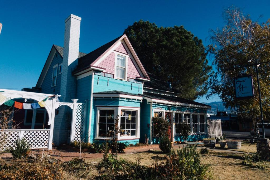 une maison bleue avec un toit rose dans l'établissement The Hostel California, à Bishop