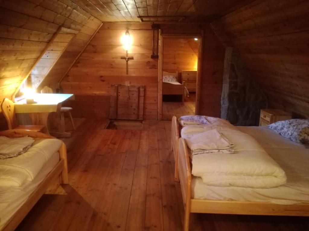 Postel nebo postele na pokoji v ubytování Bacówka w sercu gór - dom z bali w Gorcach