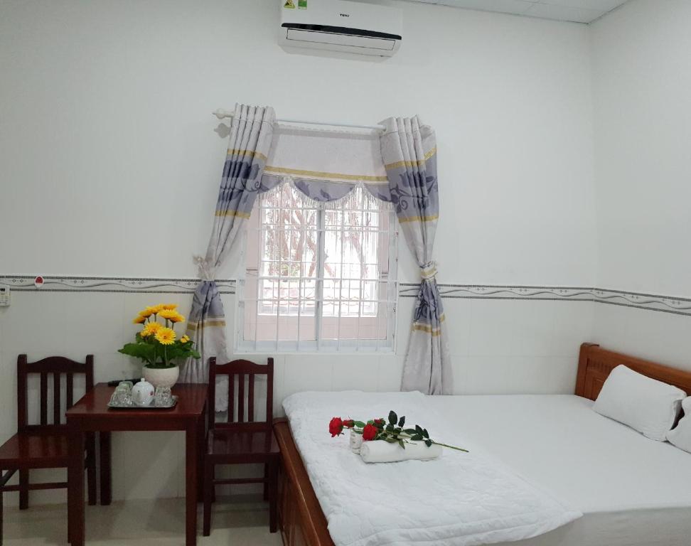 フーコックにあるHai Phuong Tuyen Guesthouseのベッドルーム1室(ベッド2台、窓付)