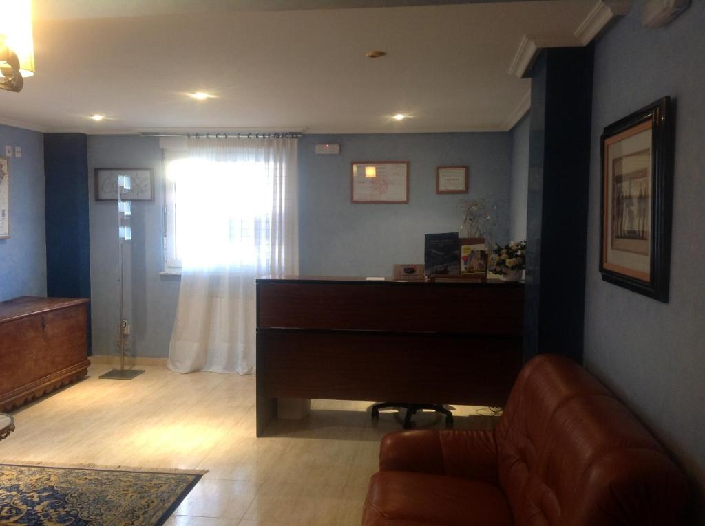 A seating area at Hostal San Froilan