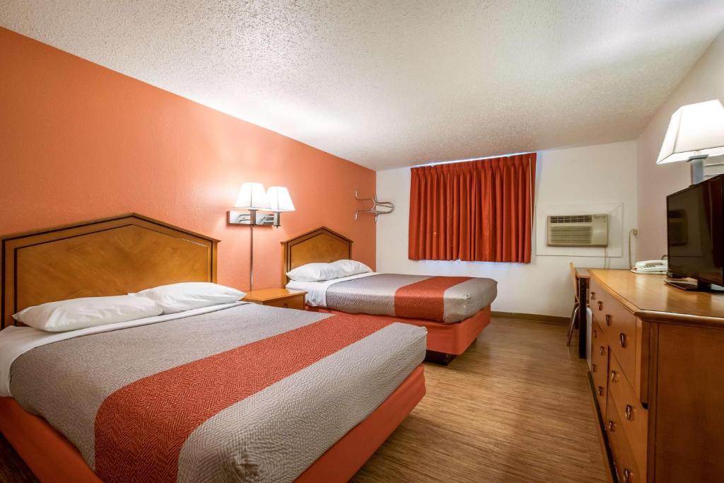 um quarto de hotel com duas camas e uma televisão de ecrã plano em Motel 6-Albert Lea, MN em Albert Lea