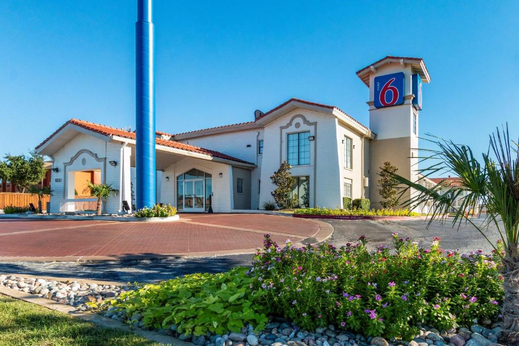 ein großes weißes Gebäude mit einem Uhrturm in der Unterkunft Motel 6-Euless, TX - DFW West in Euless