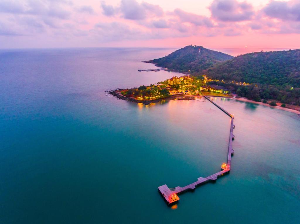 une île au milieu d'une grande masse d'eau dans l'établissement Rayong Resort Hotel, à Ban Phe