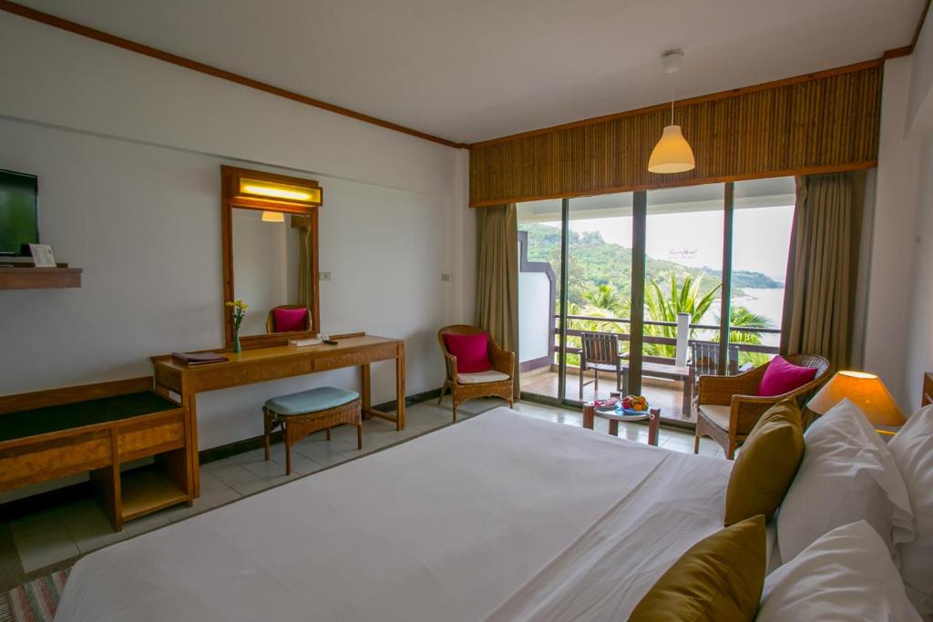 Postel nebo postele na pokoji v ubytování Rayong Resort Hotel โรงแรมระยองรีสอร์ท