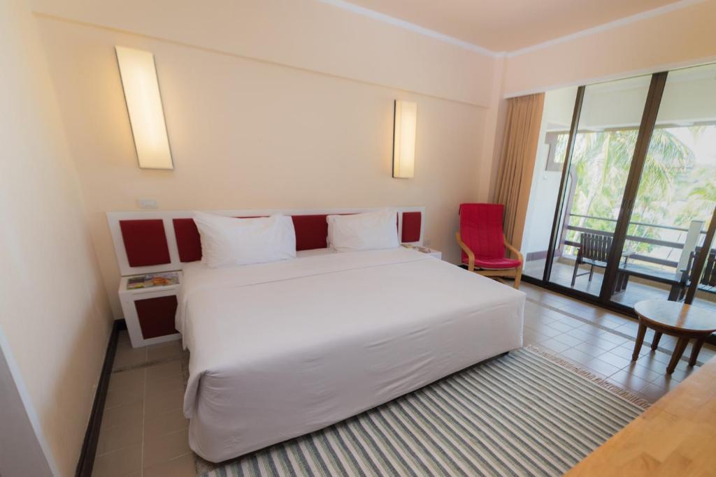 Postel nebo postele na pokoji v ubytování Rayong Resort Hotel โรงแรมระยองรีสอร์ท