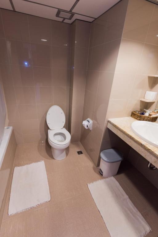 Koupelna v ubytování Rayong Resort Hotel โรงแรมระยองรีสอร์ท