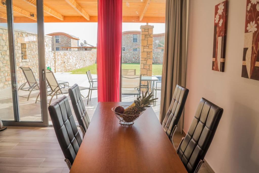 A seating area at Estrella Villas
