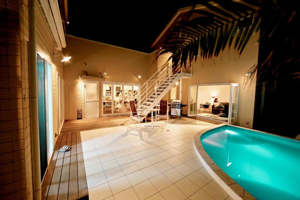 uma grande casa de banho com uma banheira e uma escada em Kiyaza Kamakura Resort em Kamakura