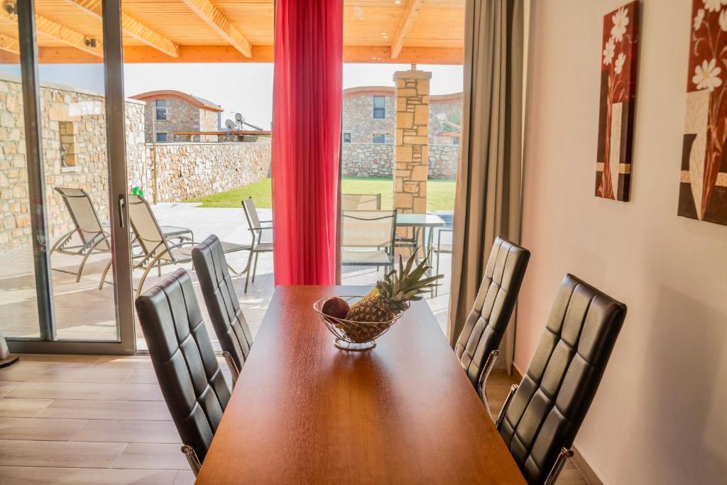 A seating area at Estrella Villas