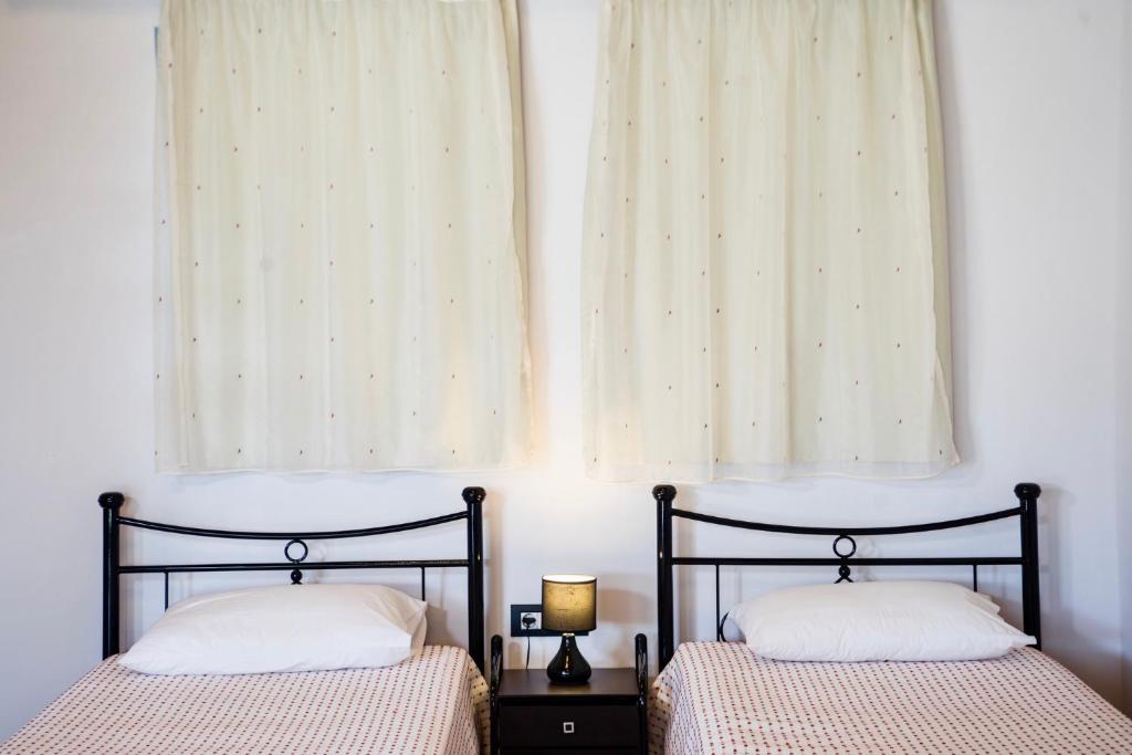A bed or beds in a room at Estrella Villas