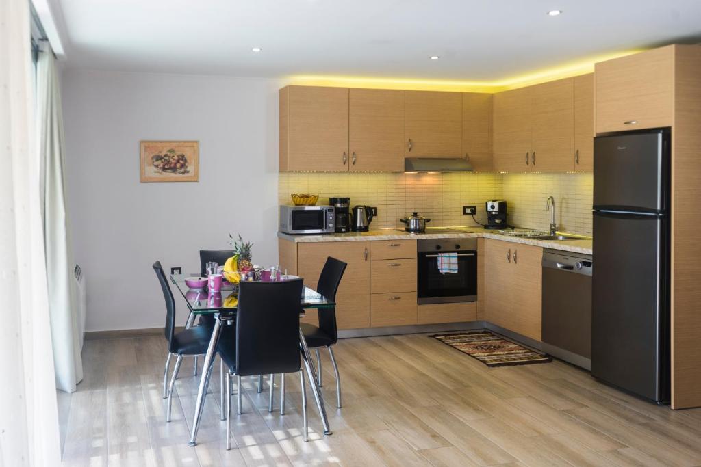 A kitchen or kitchenette at Estrella Villas
