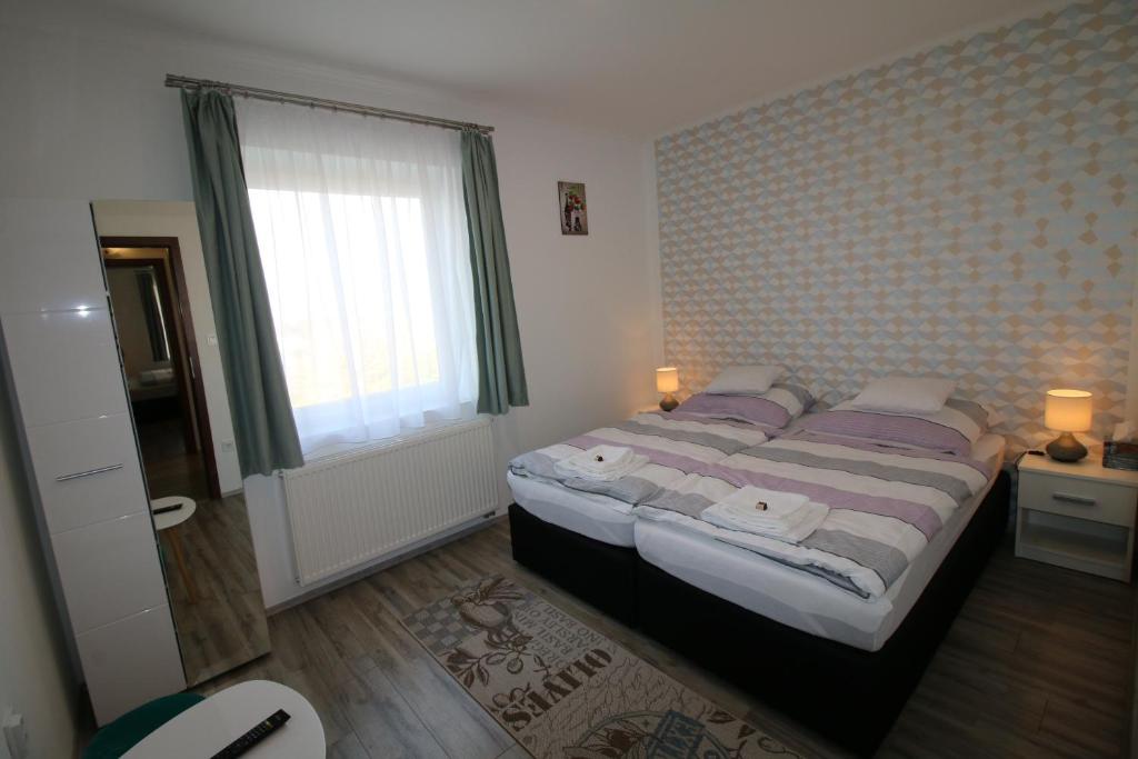 Posteľ alebo postele v izbe v ubytovaní Szent Iván Apartman