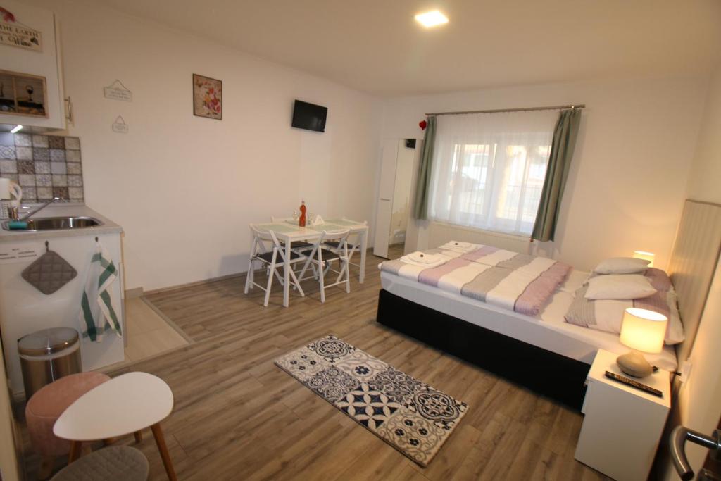 Posteľ alebo postele v izbe v ubytovaní Szent Iván Apartman