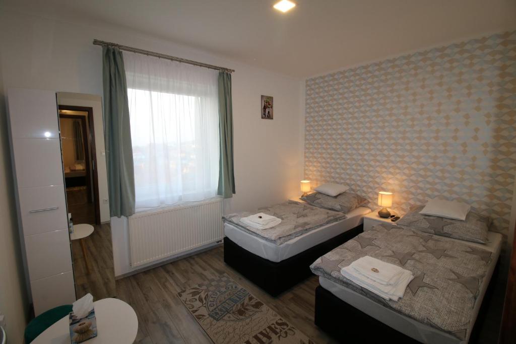 Posteľ alebo postele v izbe v ubytovaní Szent Iván Apartman