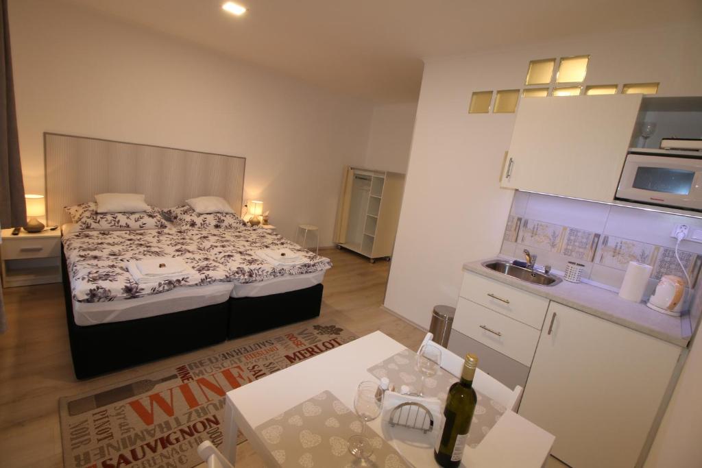 Posteľ alebo postele v izbe v ubytovaní Szent Iván Apartman