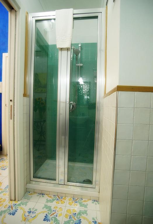 A bathroom at Le Vie Di Napoli B&B