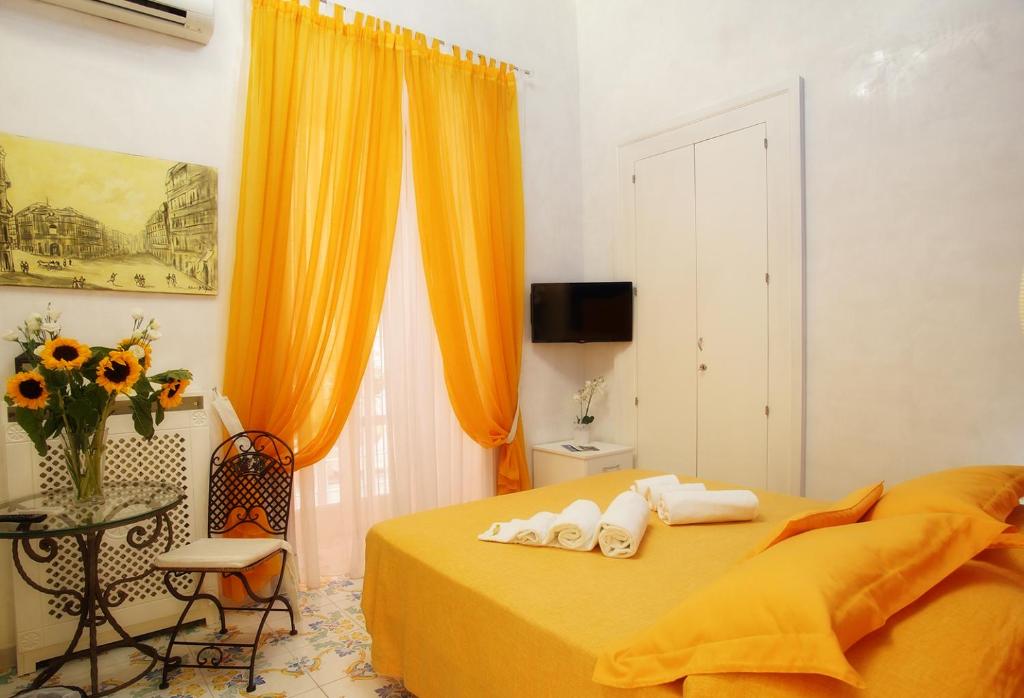 A television and/or entertainment centre at Le Vie Di Napoli B&B