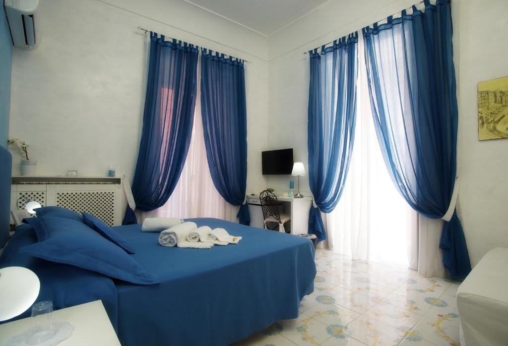 A television and/or entertainment centre at Le Vie Di Napoli B&B