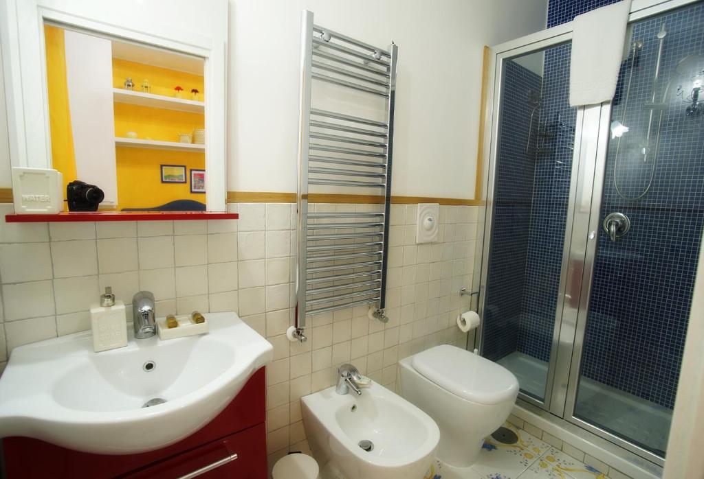 A bathroom at Le Vie Di Napoli B&B