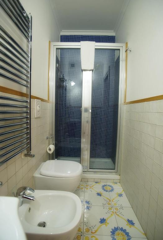 A bathroom at Le Vie Di Napoli B&B