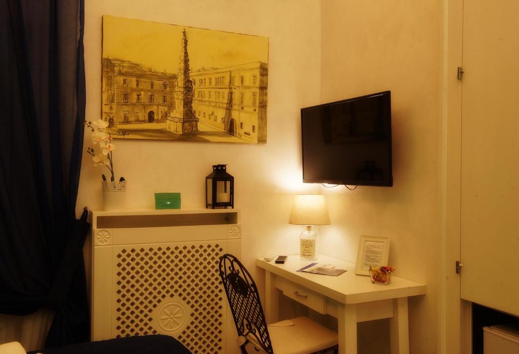 A television and/or entertainment centre at Le Vie Di Napoli B&B