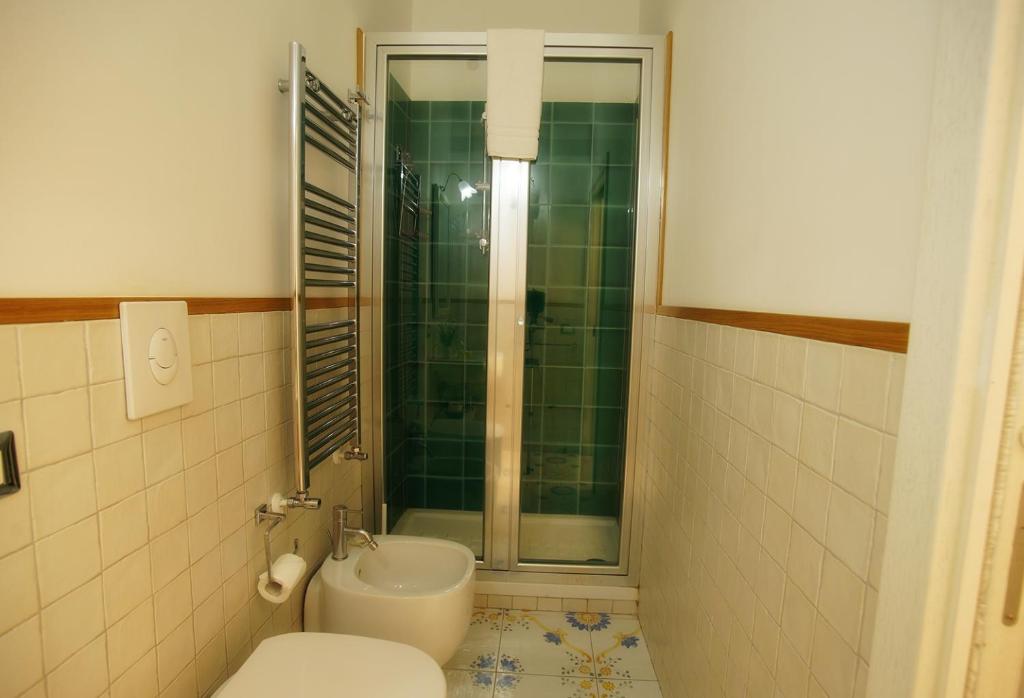A bathroom at Le Vie Di Napoli B&B