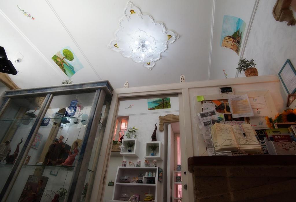 A kitchen or kitchenette at Le Vie Di Napoli B&B