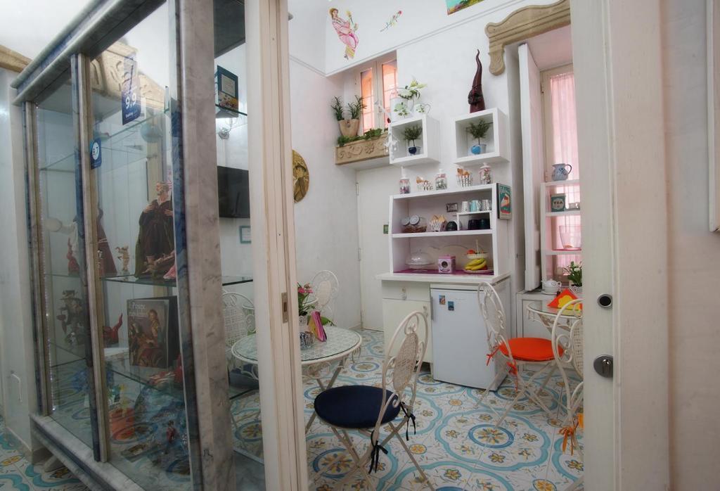 A kitchen or kitchenette at Le Vie Di Napoli B&B