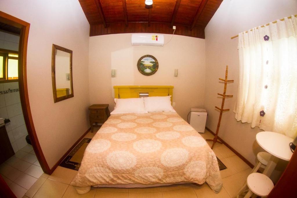 Postel nebo postele na pokoji v ubytování Café e Cabanas Lenha no Fogo