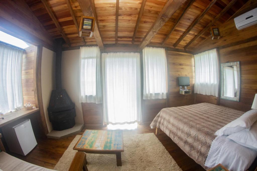 Postel nebo postele na pokoji v ubytování Café e Cabanas Lenha no Fogo
