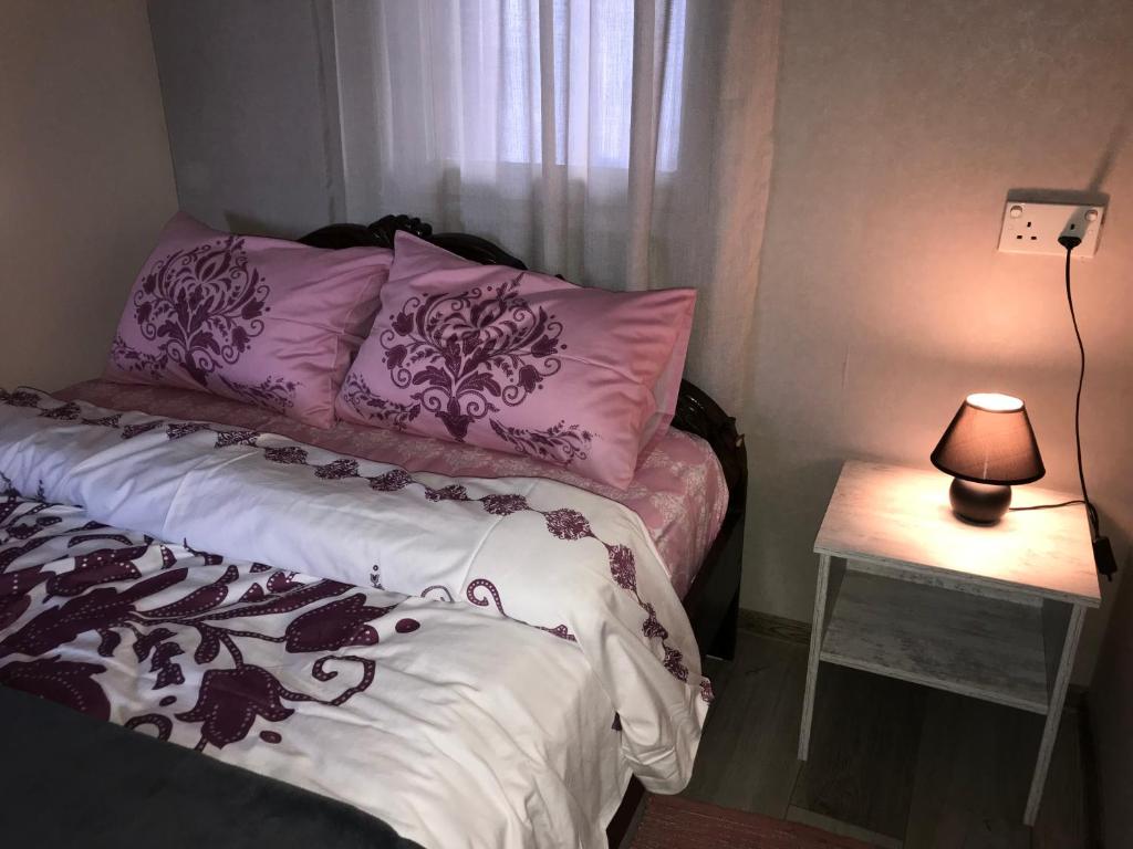 Postel nebo postele na pokoji v ubytování Talaveri Apartment in Old Tbilisi