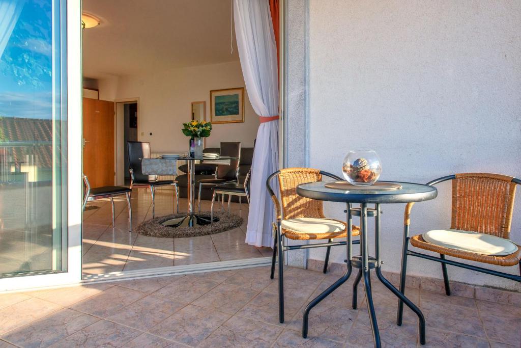 Apartments Jakic 1 - 9