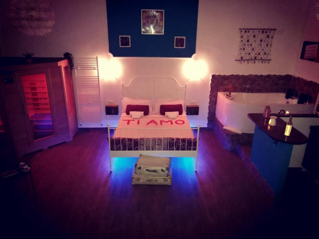 una camera con un letto in una stanza con luci blu di La casina a San Severo