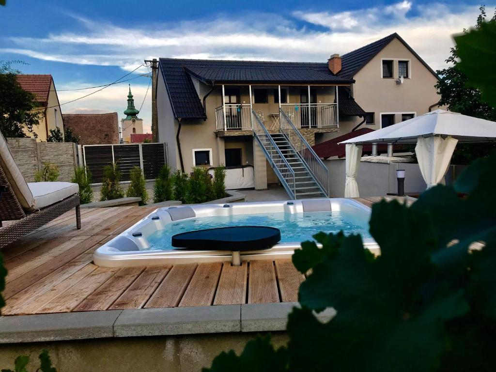 Bazén v ubytování Apartmány & Vinařství Káňa nebo v jeho okolí