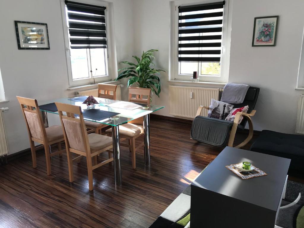 een woonkamer met een eettafel en stoelen bij Apartment Juna in Auerbach