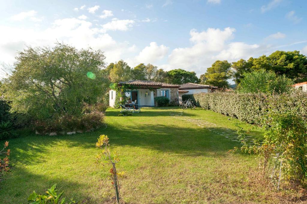 a yard with a house in the background at Casa Vacanze Diaz in Budoni