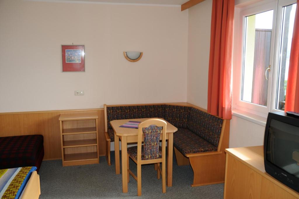 TV a/nebo společenská místnost v ubytování Strandhotel
