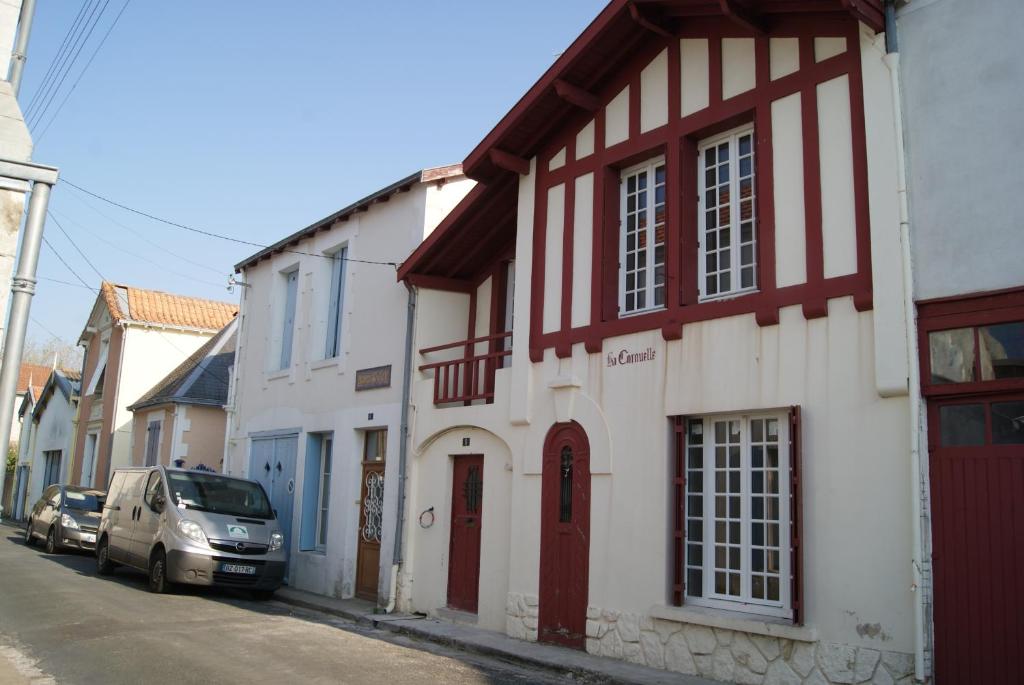 een rood-wit gebouw aan de straatkant bij La Caravelle in Châtelaillon-Plage