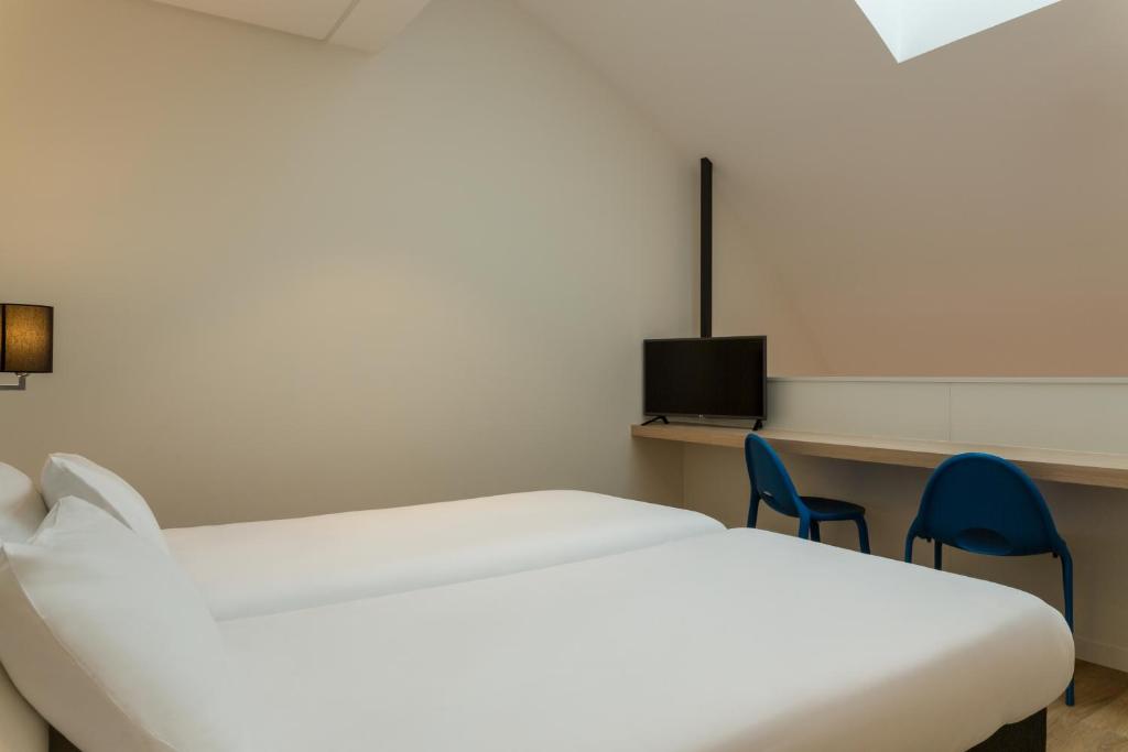 TV a/nebo společenská místnost v ubytování Hôtel Originals City, Armony Dijon - Chenôve