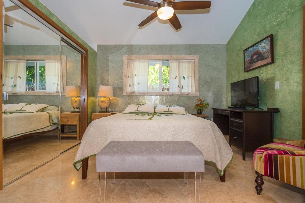 a bedroom with a bed and a ceiling fan at Mango Retreat in Kailua-Kona