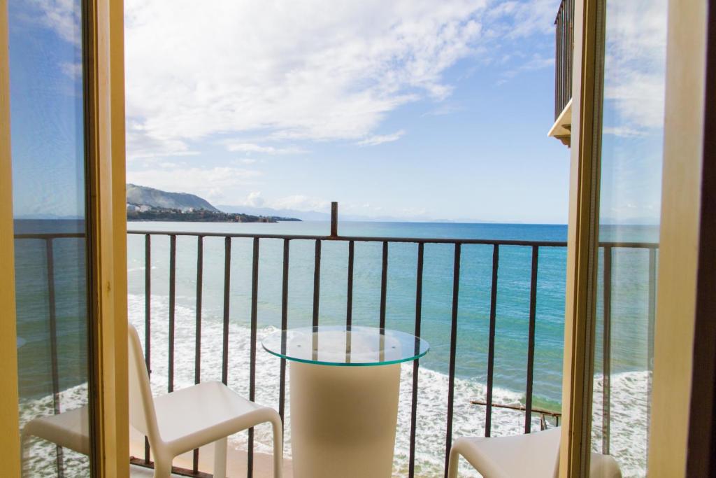 uma varanda com vista para o oceano em Kefa Holiday - Balcone sul Mare em Cefalù